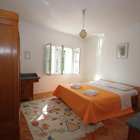 Beautiful White Stone Seafront House In Bol, With Panoramic Views. Tatil Evi Bol