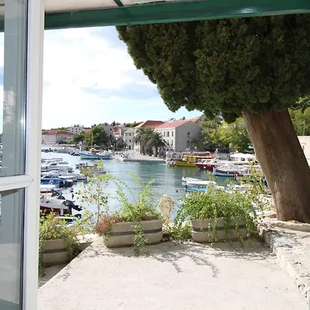 Beautiful White Stone Seafront House In Bol, With Panoramic Views. Tatil Evi Bol