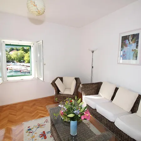 Beautiful White Stone Seafront House In Bol, With Panoramic Views. Tatil Evi *
