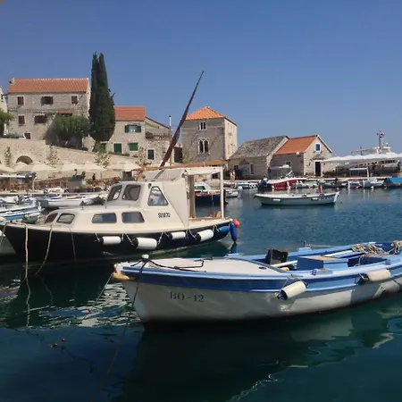 Tatil Evi Beautiful White Stone Seafront House In Bol, With Panoramic Views. *