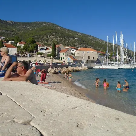 Beautiful White Stone Seafront House In Bol, With Panoramic Views. Tatil Evi *