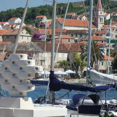 Beautiful White Stone Seafront House In Bol, With Panoramic Views. Tatil Evi *